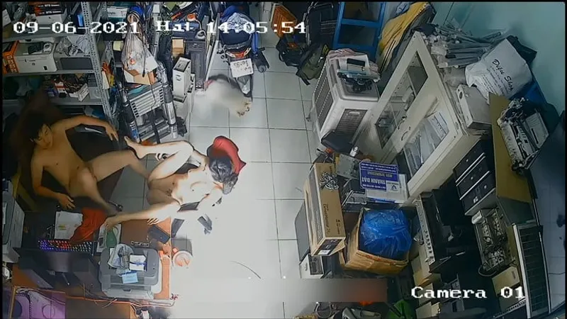Cô vợ ông chồng chịch nhau trong của hàng máy tính