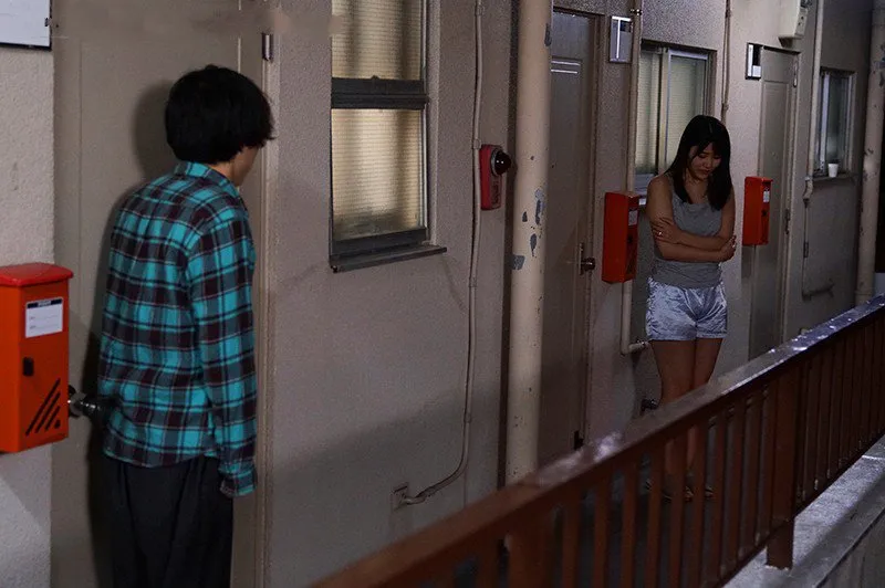 Bí mật vụng trộm với cô gái nhà kế bên cãi nhau bị chồng yêu đuổi ra cửa