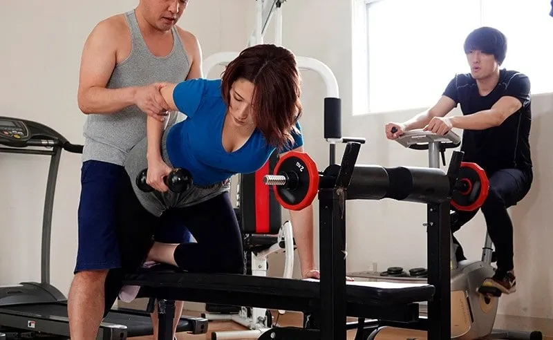 Chồng yêu phát hiện vợ yêu ngoại tình với huấn luyện viên thể hình