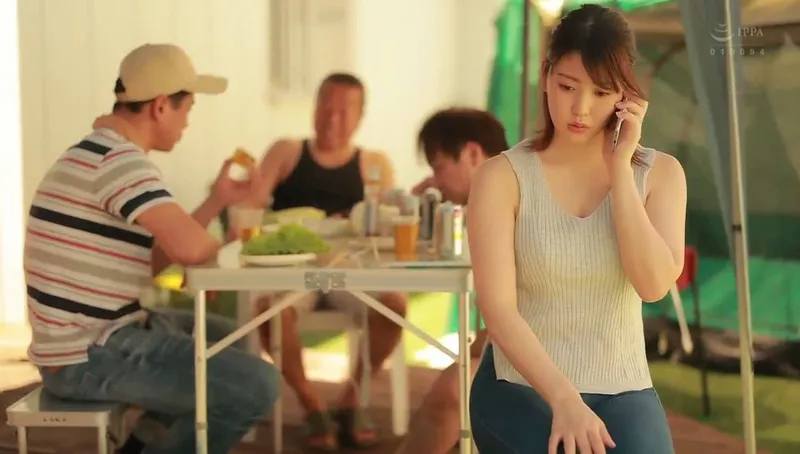 ông chồng khờ để vợ tham gia sự kiện cắm trại với mấy gã cạnh bên nhà và cái kết