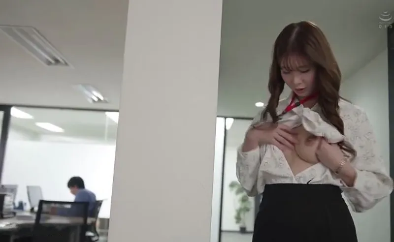 Bí ẩn đằng sau cô nhân viên ngoại hình chỉn chu nghiêm nghị, hóa ra là "nữ hoàng dâm đãng" đích thực.