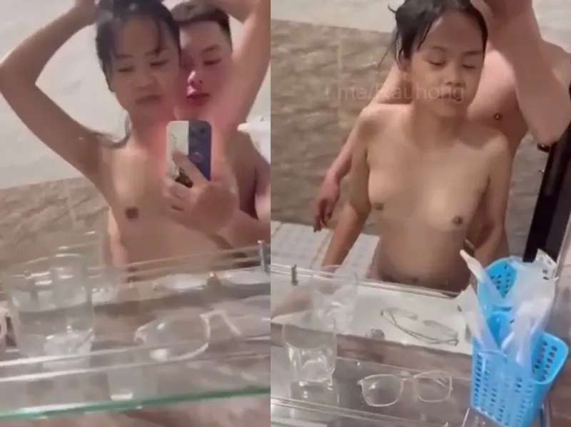 Thon gọn em cùng người yêu nắc trước gương quay kỉ niệm